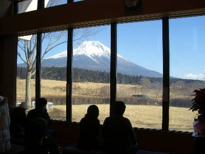 道の駅朝霧高原休憩室からの富士山
