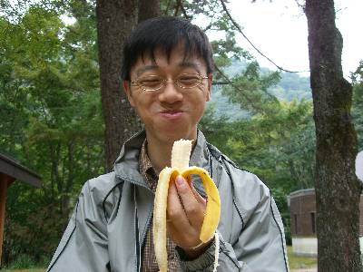 バナナを食べる奥村