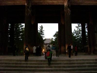東大寺南大門 (前方に小さく見えているのは大仏殿の屋根)