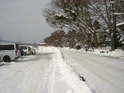 積雪した長池親水公園前の北岸道路