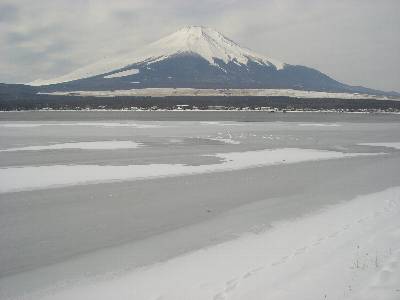 氷結した山中湖と富士山