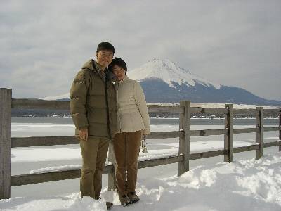 山中湖と富士山を背景に、妻と記念撮影