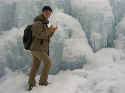 樹氷前で、落ちていた氷のカケラを持って記念撮影