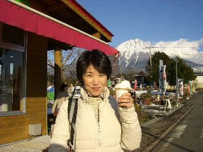 富士山を背景にジェラートを持つ妻