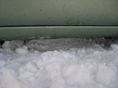地面と車体の間に雪が詰まってしまった