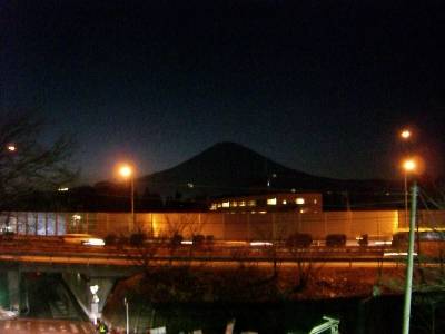 御殿場アウトレットモール駐車場から見た、夜の富士山