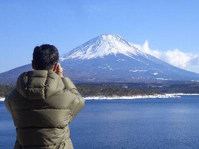 本栖湖湖岸から富士山を撮影する奥村