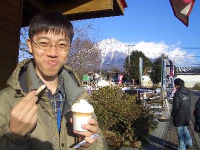 富士山を背景にジェラートを食べる奥村