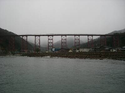 堤防から海越しに見る余部鉄橋